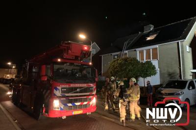 Vonkenregen bij forse schoorsteenbrand op â€˜t Harde. - © NWVFoto.nl