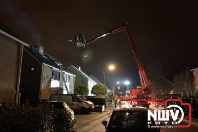Vonkenregen bij forse schoorsteenbrand op â€˜t Harde. - © NWVFoto.nl