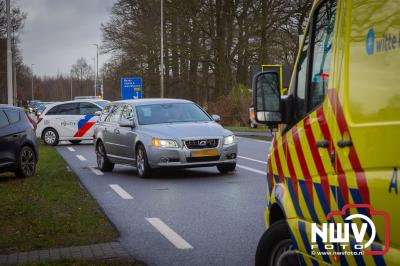 Bij weer een kop-staart botsing op de Zuiderzeestraatweg is een persoon gecontroleerd door het ambulance personeel. - © NWVFoto.nl