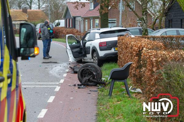 Auto belandt in tuin na aanrijding in Oosterwolde - © NWVFoto.nl