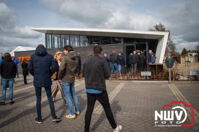 Directeur Leeflang en burgemeester Rozendaal opende het Techlab Elburg met een sleutel die door een drone werd ingevlogen. - © NWVFoto.nl