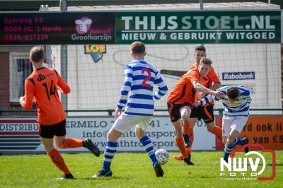 In de gemeentelijk derby weet de ElburgerSC in de blessuretijd de gelijkmaker tegen de met een man minder spelende DSV'61 te maken. - © NWVFoto.nl
