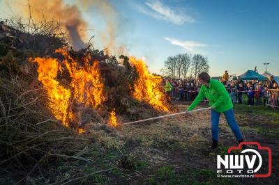 Het OranjecomitÃ© Oosterwolde (gld) kon na twee jaar eindelijk weer een paasvuur organiseren aan de Duinkerkerweg. - © NWVFoto.nl