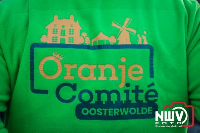 Het OranjecomitÃ© Oosterwolde (gld) kon na twee jaar eindelijk weer een paasvuur organiseren aan de Duinkerkerweg. - © NWVFoto.nl