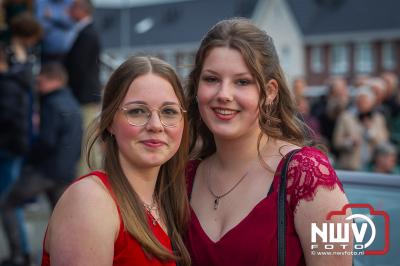 Laatstejaars pakken groots uit tijdens aankomst gala-avond bij het Nuborgh College Oostenlicht in Elburg. - © NWVFoto.nl