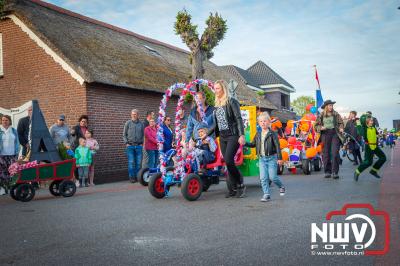 Traditie getrouw werd er op bevrijdingsdag weer een optocht met versierde en verklede kinderen met fietsen en karren, een rondgang door Oosterwolde gemaakt. - © NWVFoto.nl