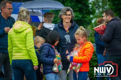 Zon en regen waren de ingrediÃ«nten voor de aankomst van de avondwandel 4 daagse in Elburg. - © NWVFoto.nl