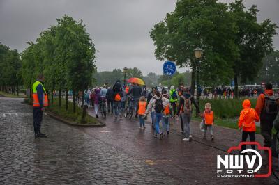 Zon en regen waren de ingrediÃ«nten voor de aankomst van de avondwandel 4 daagse in Elburg. - © NWVFoto.nl