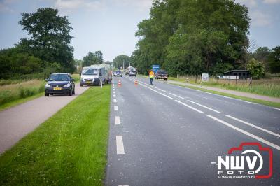 Glas heeft behoorlijke hinder veroorzaakt op N310 in het Goor net voor Elburg. - © NWVFoto.nl