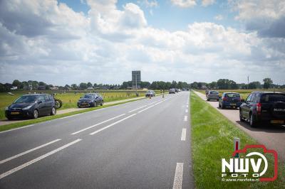 Glas heeft behoorlijke hinder veroorzaakt op N310 in het Goor net voor Elburg. - © NWVFoto.nl