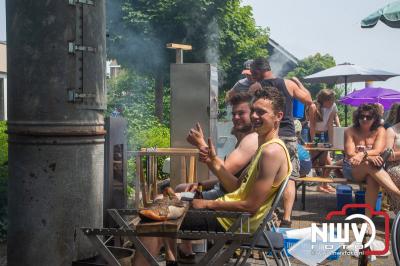 De geur van het roken van vis was wat Noordeinde zaterdag vulde. - © NWVFoto.nl