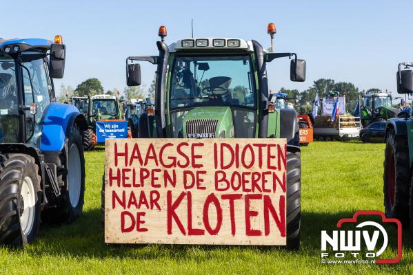 Tientallen boeren uit de gemeente Oldebroek, Elburg en Nunspeet naar Stroe voor het boerenprotest  - © NWVFoto.nl