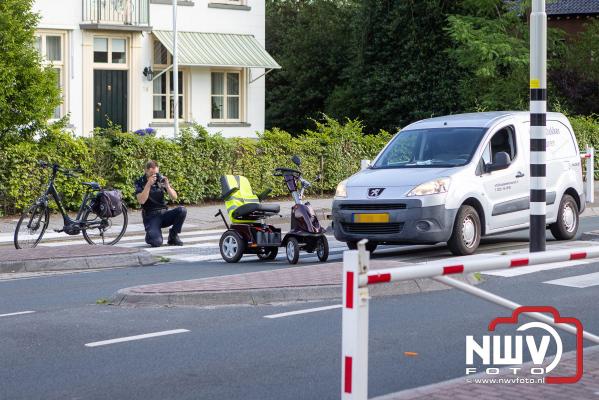 Scootmobiel aangereden op het zebrapad Zuiderzeestraatweg in Doornspijk - © NWVFoto.nl
