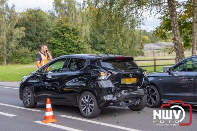 Bij een kopstaart ongeval op de Zuiderzeestraatweg N308 zijn beide bestuurders door het ambulance personeel nagekeken. - © NWVFoto.nl