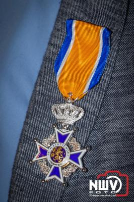 Jaap Quak is onderscheiden als Ridder in de Order van Oranje Nassau. Burgemeester Jan Nathan Rozendaal bracht bij hem de versierselen aan - © NWVFoto.nl