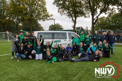 G team spelers van sv 't Harde nemen busje in ontvangst om mee naar de uitwedstrijden te pendelen. - © NWVFoto.nl