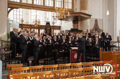 Het Elburgs mannenkoor O.B.K. heeft uit de handen van burgemeester Jan Nathan Rozendaal een Koninklijke Erepenning ontvangen.  - © NWVFoto.nl