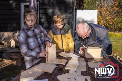 Vrijwilligers helpen met natuuronderhoud op landgoed Huis op de Bergen. - © NWVFoto.nl