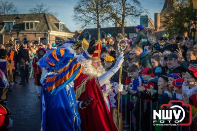 Sinterklaas door duizenden mensen ontvangen in Elburg bij aankomst met stoomboot in oude haven. - © NWVFoto.nl