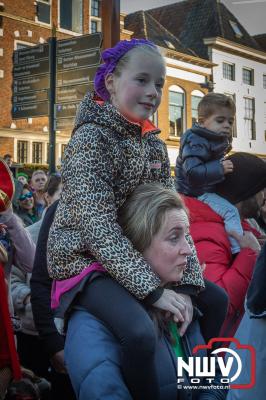 Sinterklaas door duizenden mensen ontvangen in Elburg bij aankomst met stoomboot in oude haven. - © NWVFoto.nl