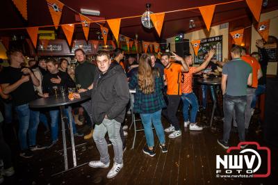 Vrijdag avond waren er diverse artiesten op het feest bij Kokki's cafÃ© om het kampioenschap van Jordy te vieren.    - © NWVFoto.nl