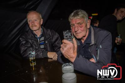Vrijdag avond waren er diverse artiesten op het feest bij Kokki's cafÃ© om het kampioenschap van Jordy te vieren.    - © NWVFoto.nl