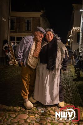 Het was weer gezellig tijdens winter in de Vesting Elburg vrijdagavond, waar na de corona tijd men eindelijk weer terug in de tijd kon. - © NWVFoto.nl