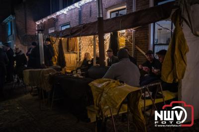 Het was weer gezellig tijdens winter in de Vesting Elburg vrijdagavond, waar na de corona tijd men eindelijk weer terug in de tijd kon. - © NWVFoto.nl