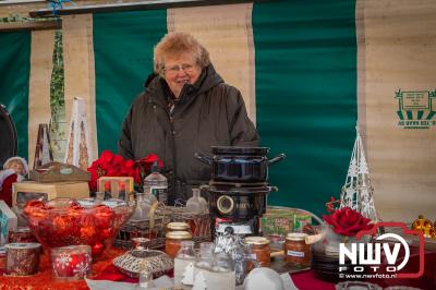 Molen De Tijd decor van kerstmarkt in Oostendorp, waar weer veel bezoekers op af kwamen. - © NWVFoto.nl
