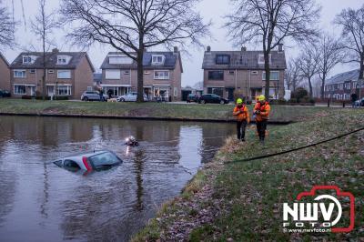 Berger en duikers hebben een auto die in de nacht van vrijdag op zaterdag te water raakte zaterdagmorgen geborgen in Elburg. - © NWVFoto.nl