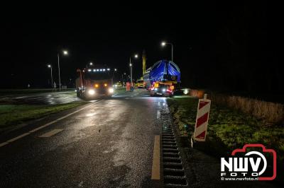 Exceptioneel transport met windmolen onderdeel raakt van de weg in Swifterbant  - © NWVFoto.nl