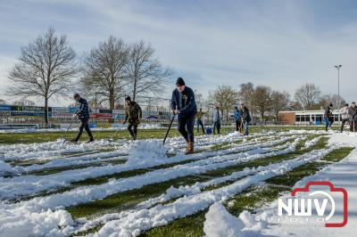 Zaterdagmiddag kon de derby ElburgerSC tegen DSV'61 door gaan, dankzij de inzet van een sneeuwploeg van een kleine 70 vrijwilligers. - © NWVFoto.nl