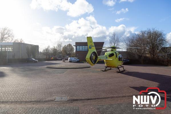 Traumahelikopter uit Groningen landt midden in woonwijk Elburg - © NWVFoto.nl