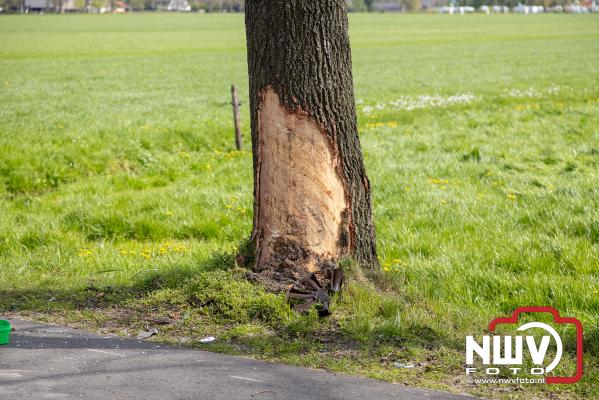 Auto botst op boom en raakt fietsers; vier gewonden na ernstig ongeluk buitengebied Nunspeet - © NWVFoto.nl