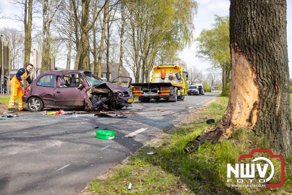 Auto botst op boom en raakt fietsers; vier gewonden na ernstig ongeluk buitengebied Nunspeet - © NWVFoto.nl