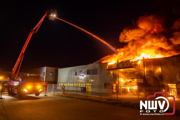 Zeer grote brand verwoest meerdere bedrijven aan de Noorderbreedte in Elburg - © NWVFoto.nl