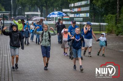 Storm, zon, en vandaag tijdens het wandelen naar De Haere regen, maar dit weerhield de wandelaars op 't Harde niet om te gaan starten. - © NWVFoto.nl