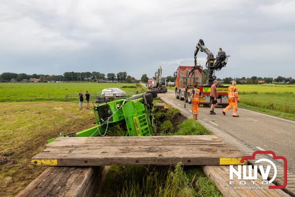 Verreiker belandt in sloot Oosterweg in Oosterwolde - © NWVFoto.nl