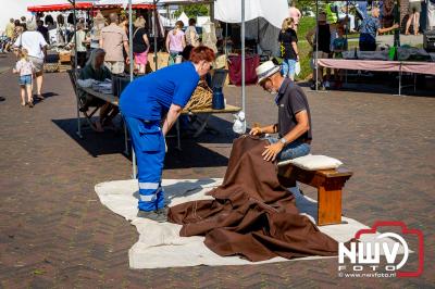 Markt langs de haven tijdens de Botterdagen Elburg op zaterdag. - © NWVFoto.nl