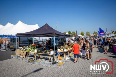 Markt langs de haven tijdens de Botterdagen Elburg op zaterdag. - © NWVFoto.nl