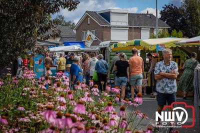 Schapenmarkt Oldebroek voor velen een familie ontmoetingsdag en lekker slenteren langs de vele marktkramen. - © NWVFoto.nl