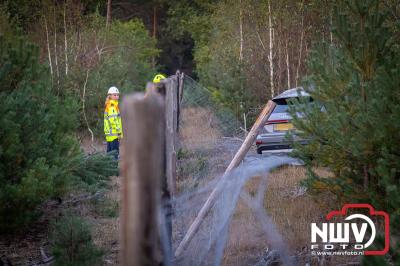 Auto komt tot stilstand voor spoorlijn tussen â€˜t Harde en Wezep, nadat deze 55 meter van de snelweg A28 is geraakt - © NWVFoto.nl