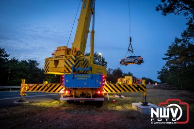 Auto komt tot stilstand voor spoorlijn tussen â€˜t Harde en Wezep, nadat deze 55 meter van de snelweg A28 is geraakt - © NWVFoto.nl