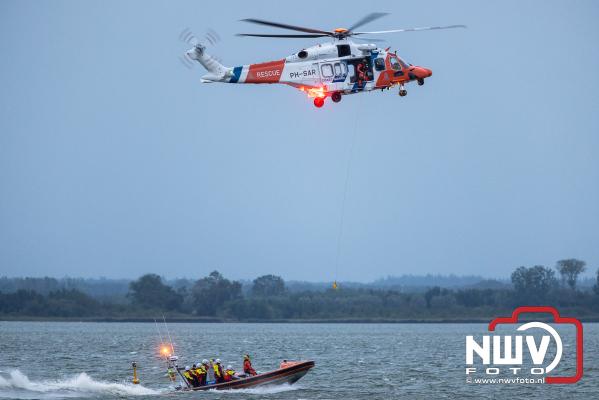 KNRM Elburg oefent spectaculaire hoist oefening met de nieuwe SAR-helikopter van de Kustwacht Nederland - © NWVFoto.nl