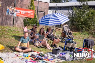 Kinderen kleedjesmarkt op 't Harde levert kinderen extra zakcentje op. - © NWVFoto.nl
