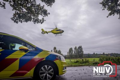 De traumaheli ter plaatse bij heftig ongeval fietser stilstaand landbouwvoertuig op de Bovenweg bij Nunspeet. - © NWVFoto.nl