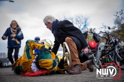 Hoofd piet komt ten val, pieten ambulance opgeroepen voor hulpverlening. - © NWVFoto.nl