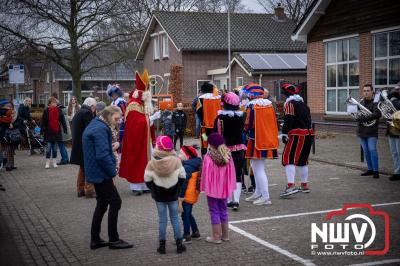 Hoofd piet komt ten val, pieten ambulance opgeroepen voor hulpverlening. - © NWVFoto.nl