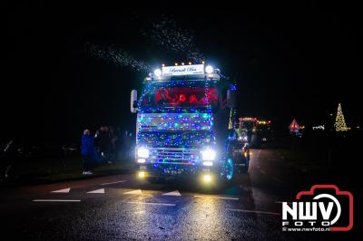 Meer dan honderd verlichte voertuigen reden mee tijdens de lichtjestour 2023 door de Gemeentes Elburg en Nunspeet. - © NWVFoto.nl