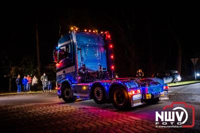 Meer dan honderd verlichte voertuigen reden mee tijdens de lichtjestour 2023 door de Gemeentes Elburg en Nunspeet. - © NWVFoto.nl